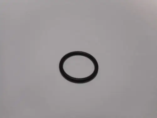 Schwarzer O-Ring auf neutralem Hintergrund. Teil der Dichtungstechnik, möglicherweise für Geräte von Remeha geeignet.